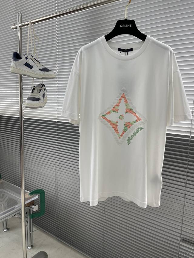 驴牌 花卉3D标识烫珠短袖 采用32支双面料，面料为精梳新疆棉地织，布匹洗水后为240克。螺纹采用1*1配套双纱螺纹 克为280克。 烫珠材料采用原版硅胶圆珠，