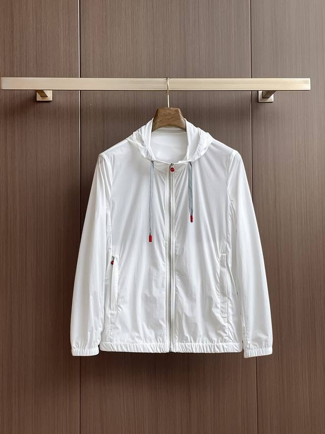 kiton 2025春夏新款男士防晒服轻薄外套，独特订制防晒科技面料，结合凉感涂层体感清凉不闷热，出汗后速干，适合夏季户外活动。 轻量透气，舒适度高，超轻便携，