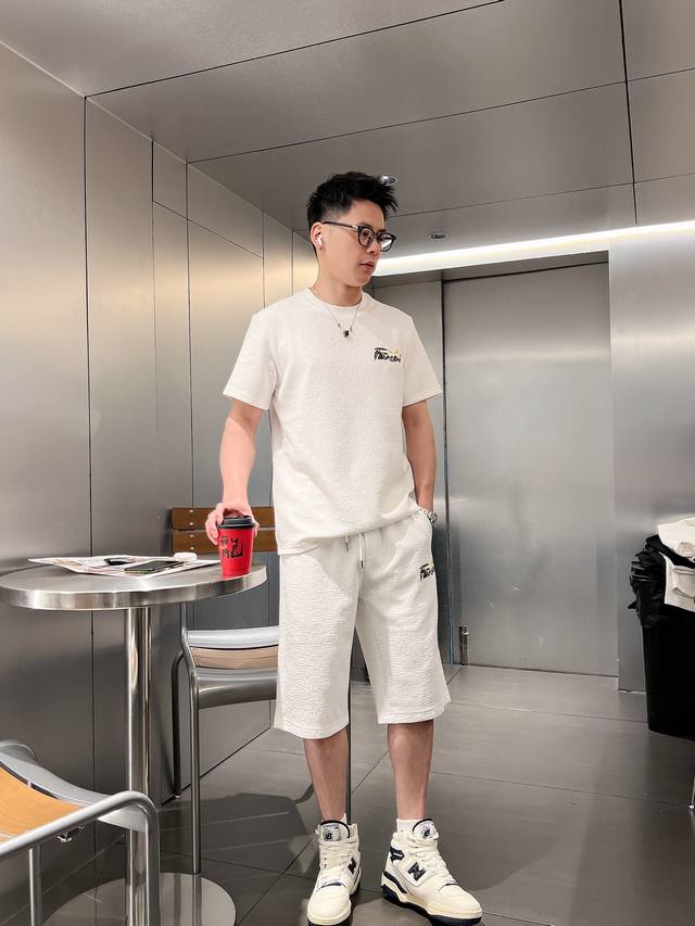 fendi- 芬迪 Vip高级定制 25Ss春夏新款纯棉提花套装， 百搭款式 任何人都可以轻松驾驭 面料全订制工艺 ， 面料手感柔软，上身舒适柔软 简约的款式非
