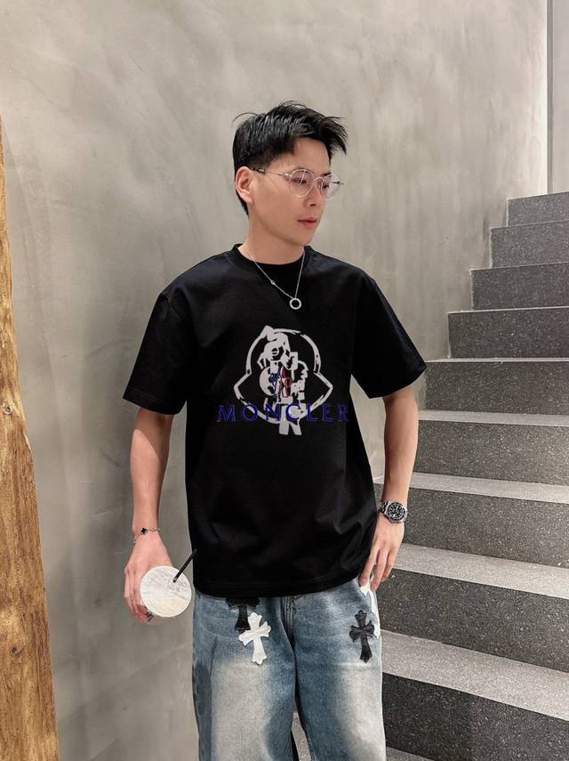 moncler蒙口 50Ss新款经典印花短袖，明星穿搭款，采用双纱纯棉280G，印花工艺，面料颜色定制定染，不缩水不退色。手感舒服，质感超强潮男潮女必备经典落肩