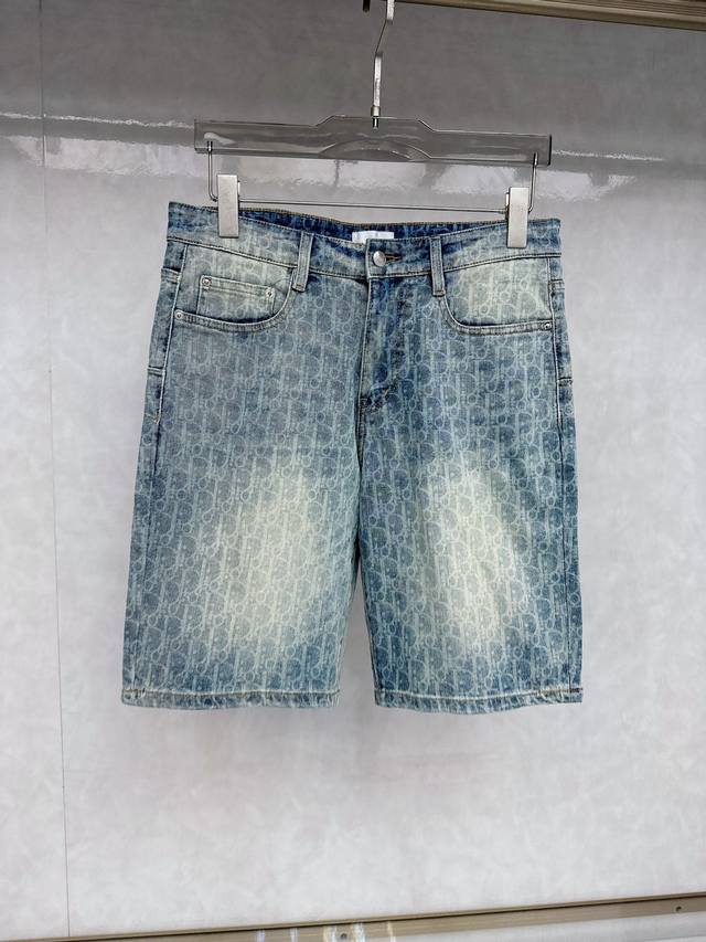 迪奥 25S新款潮男时尚休闲牛仔短裤，高端欧版原单，潮流时尚休闲 透气舒适度高，细节无可挑剔，品牌元素设计理念，体现高品质。呈现休闲裁剪，上身版型超赞！ 码数：