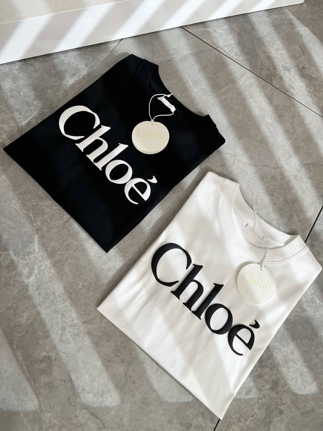 chloe 2025春夏新款男女同款短袖T恤，给人一种标签试的感觉！除了在款式设计上颇有造诣之外，最明显或者说最为拿手的，应该就是在面料上的拥有更深独特见解跟造