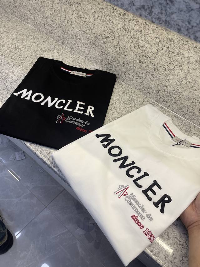 mc盟扣莱25 Sst新品春夏首发专柜 品相完美 最新款短袖圆领T恤高端订制 设计前卫时尚！品牌Logo重工艺设计高端定制长绒欧棉180克面料手感柔软.穿着舒适