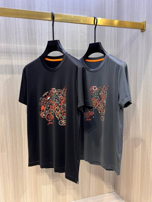 爱马家 2025春夏最新机械马头印花男士圆领T恤衫，前身极具代表性的大号马头图案，由多种多样的机械小零件组成，采用高端重工的2500目多色丝网台印工艺 行业内最
