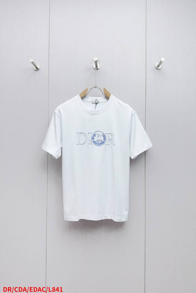 l841 Drdior 2025新款字母刺绣圆领短袖男女同款 这款 T 恤展示来自本季 And Hylton Nel 联名系列的标志。采用棉质平纹针织面料精心制