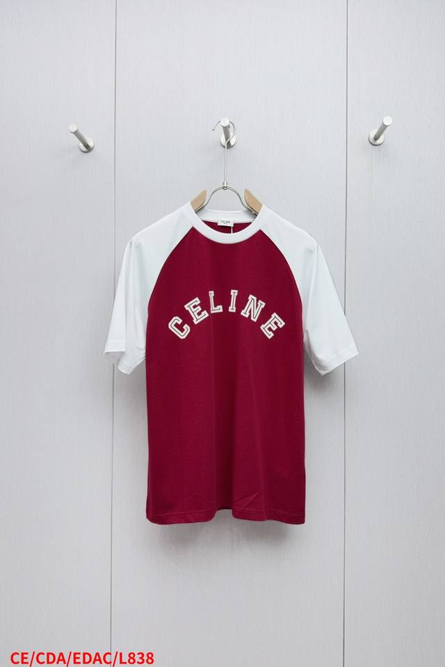 l838 Ceceline 2025新款凯旋门拼色字母圆领短袖男女同款 这款撞色，红与白的经典搭配，活力又不失优雅。胸前大大的品牌字母标识，是时尚态度的直接彰显
