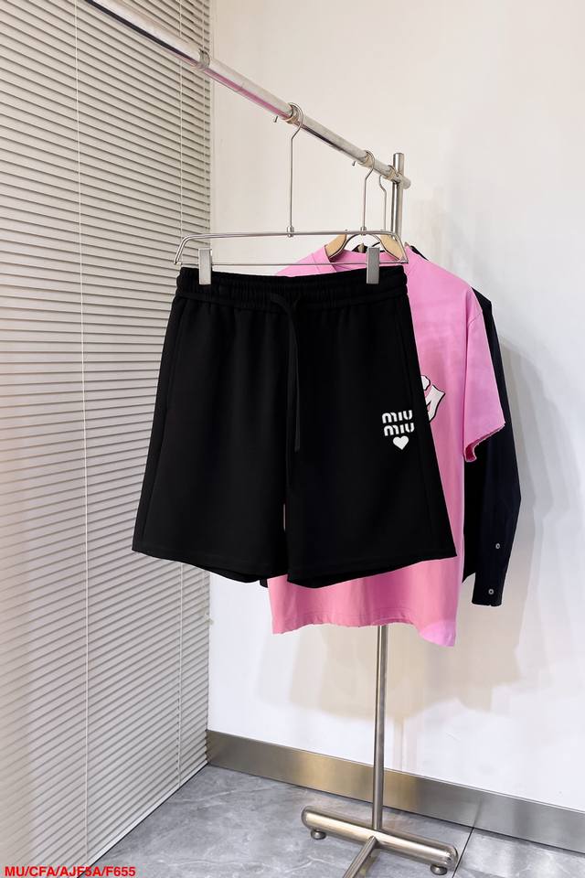 f655 Mu Miumiu 25春夏新款短裤 这款极简表达现代态度。面布63.1%棉36.9聚酯倩维 超薄复合面料 整体更显质感有力 承载创新精神， 标志性的