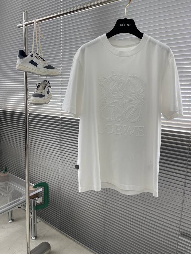 loew 2025春夏系列圆领T恤 尺码：M-3Xl 微阔版型 P.S：240克重纯棉平纹面料 触感亲肤柔软且挺括有型 前幅图案做万针中刺绣手法工艺 绣花效果细