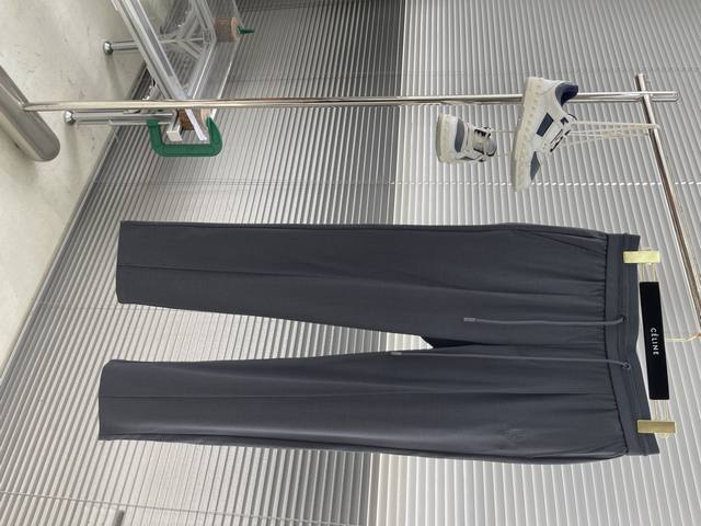 loro Piana 春夏季麻纹休闲裤 码数：M-Xxxl 长裤凝聚精裁工艺，以卓越非凡的版型和华贵创新的材质讲述传承与创新的故事。这款无褶长裤采用透气仿亚麻面
