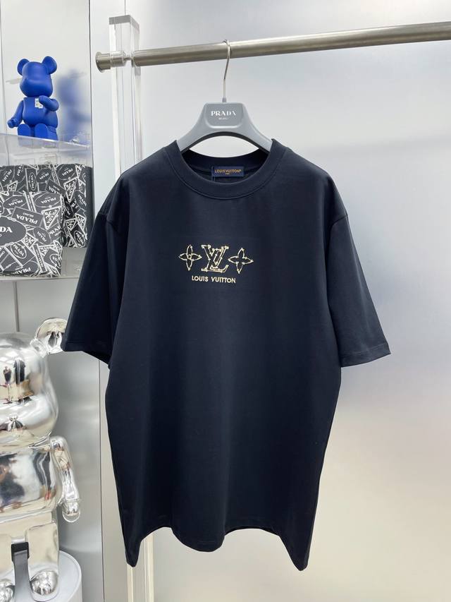 lv 路易 2025夏季新款刺绣三花字母字母主题Logo最新品短袖 Dd 专柜同步有售，原单狠货，时尚进口原版科技面料，上身舒适透气，原版定制五金辅料，上身帅气