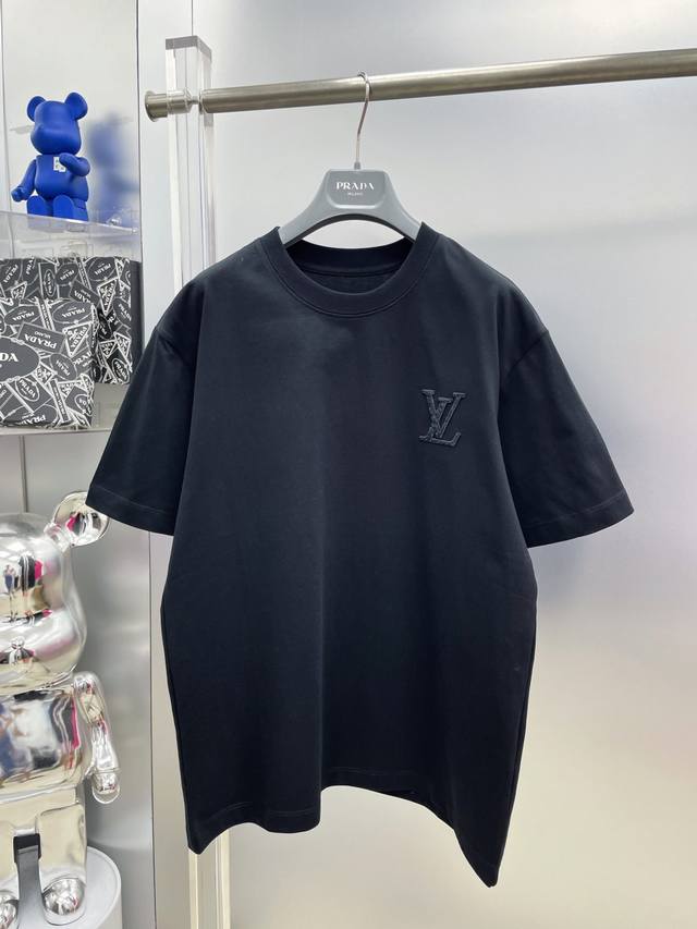 lv 路易 高克重 2025夏季新款字母立体刺绣Logo最新品短袖 Dd 专柜同步有售，原单狠货，时尚进口原版科技面料，上身舒适透气，原版定制五金辅料，上身帅气