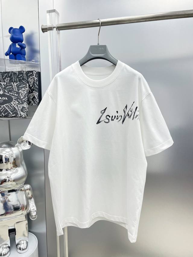 lv 路易 高克重 2025夏季新款手绘涂鸦太阳花字母印花Logo最新品短袖 Dd 专柜同步有售，原单狠货，时尚进口原版科技面料，上身舒适透气，原版定制五金辅料