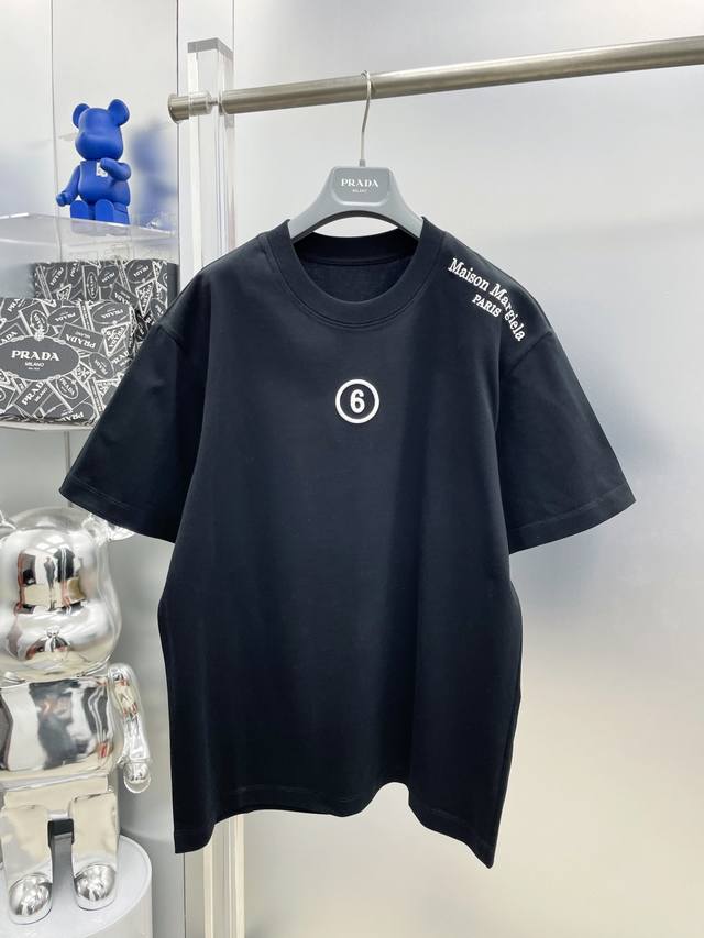mm6 马吉拉 高克重 2025夏季新款刺绣字母Logo最新品短袖 Dd 专柜同步有售，原单狠货，时尚进口原版科技面料，上身舒适透气，原版定制五金辅料，上身帅气