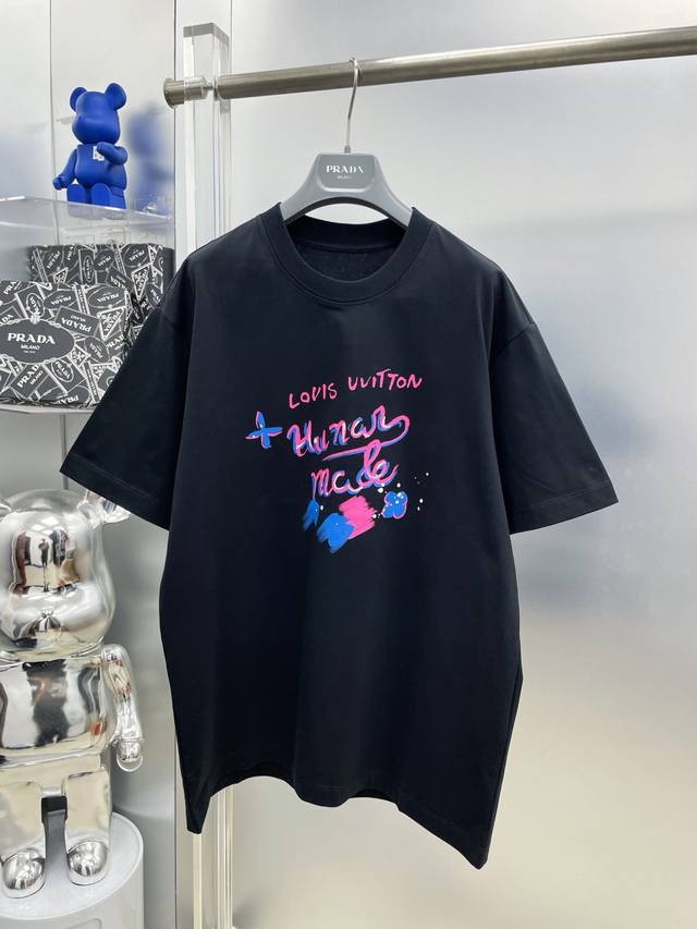 lv 路易 高克重 2025夏季新款手绘涂鸦Nigo太阳花字母Logo最新品短袖 Dd 专柜同步有售，原单狠货，时尚进口原版科技面料，上身舒适透气，原版定制五金