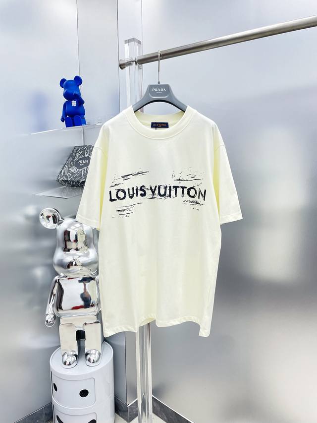 lv 路易 2025夏季新款模糊字母印花Logo短袖Tee 专柜同步有售，原单狠货，时尚 进口原版科技面料，上身舒适透气，原版定制五金辅料，上身帅气有型，三标齐
