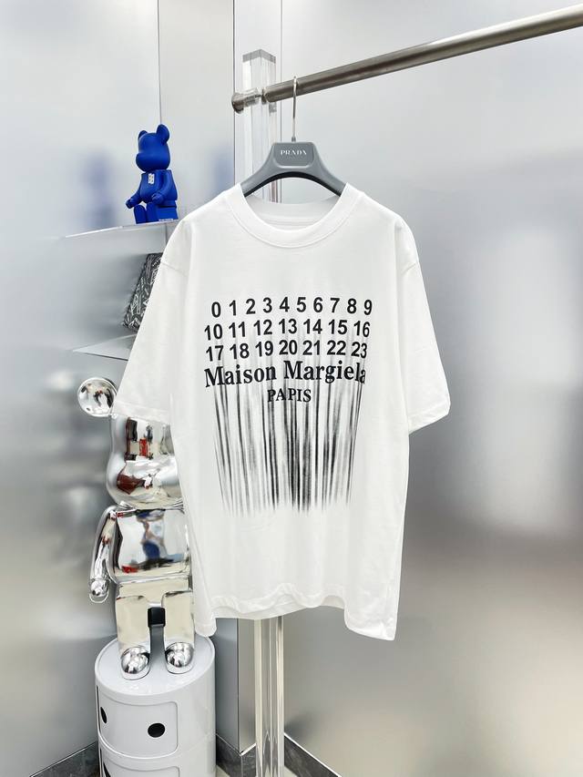 mm6 马吉拉 2025夏季新款瀑布日历印花字母Logo短袖Tee 专柜同步有售，原单狠货，时尚 进口原版科技面料，上身舒适透气，原版定制五金辅料，上身帅气有型