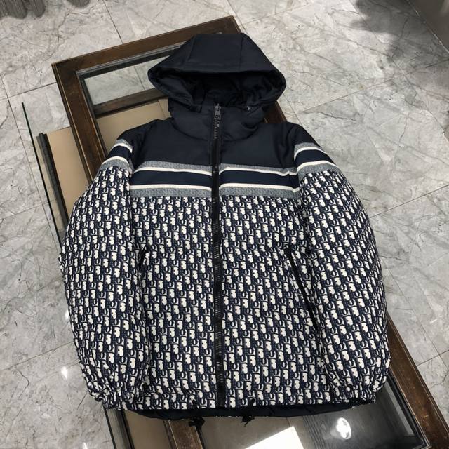 dior迪奥男女同款最新专柜同款 可双面穿 羽绒服，今年主流满印Oblique，高街百搭款外套 高纯度90%绒！ 超级无敌好看又保暖，细节设计，不会显得整体造型