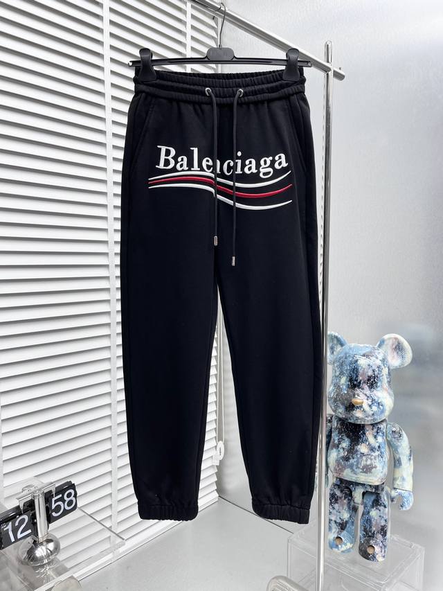 balenciaga* 2025Ss春季新款休闲裤！官网同步发售。品牌经典Logo休闲裤 ，定制面料，舒适度极好，手触感强烈。辨识度极高，完美品相工艺。 尺码：