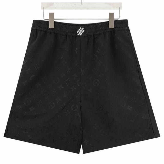 louis Vuitton 路易威登 Monogram提花工艺套装短裤 男士时尚休闲夏日沙滩套装。路易家族的新高端，细节品质永远的那么完美无瑕，创意设计层出不穷