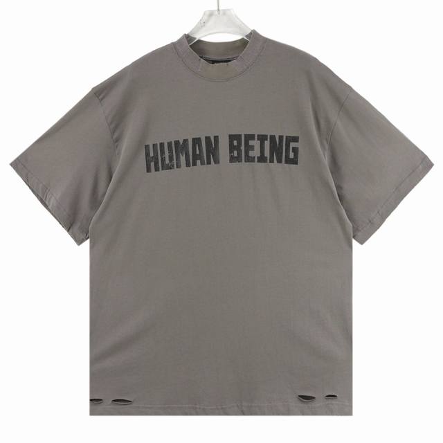 balenciaga 巴黎世家 Human系列字母破坏不规则下摆短袖T恤 采用平纹针织面料，不对称底部 正面饰以Human Being艺术作品印花字 颜色低调，