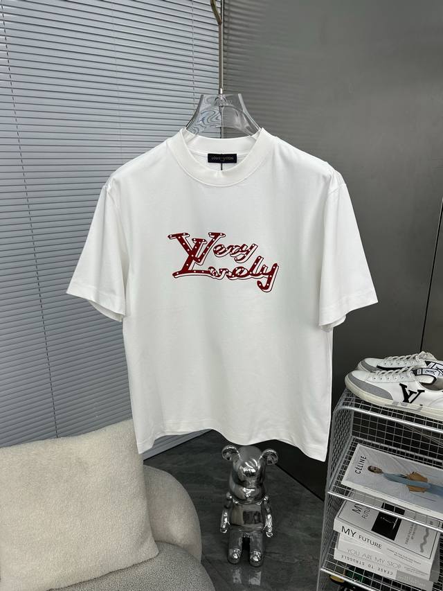 lv路易威登 2025Ss春夏高品质情侣短袖T恤，高克重纯棉T恤，工艺品级别，重工工艺，尊享好货，车线做工符合精品要求，超级好搭配，品质及剪裁设计都堪称一流，高