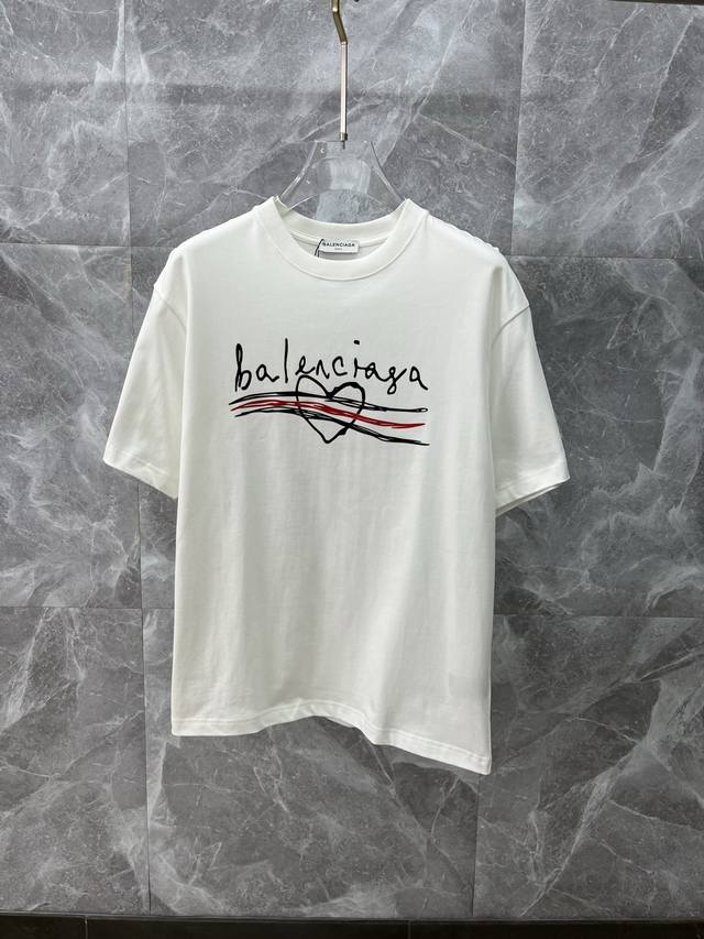 balenciaga巴黎世家 2025Ss春夏高品质情侣款短袖T恤，甄选260克古驰双纱潮牌棉，工艺品级别，辅料顶真，车线做工符合精品要求，超级好搭配，落肩款，