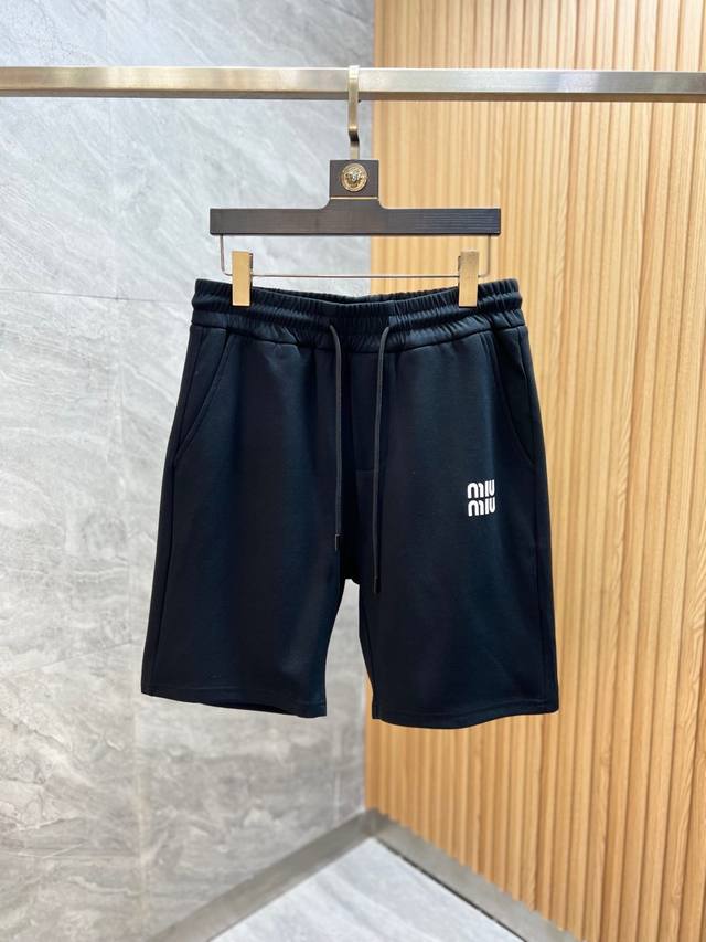miumiu 2025春夏新品 三标齐全 松紧带五分休闲裤短裤 好货不用过多介绍 看细节 专柜码数：M-Xxxl 175 140上身建议L