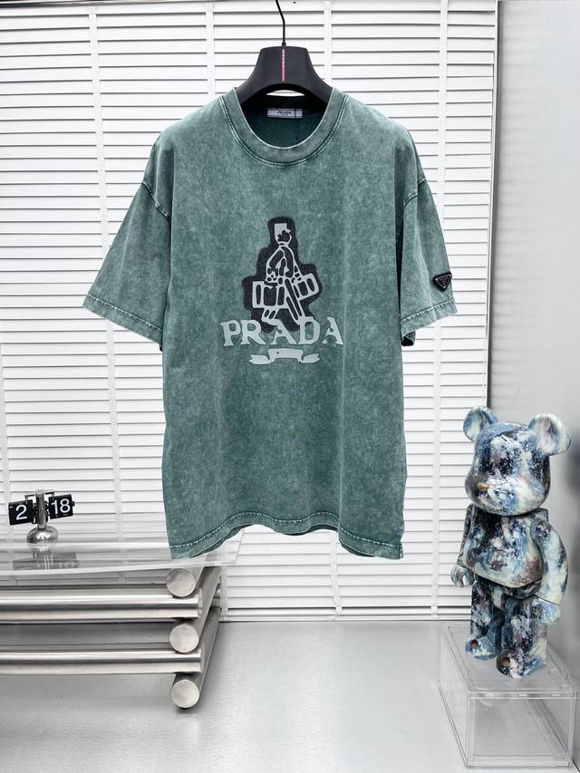 prad*25Ss春夏新款短袖，定制260克100%纯棉双纱汗布面料，同缸定染特种加粗32支双股1X1螺纹，双针车线跨缝工艺，高版本男女同款 尺码：S M L