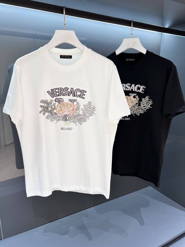新品 Jy- 经典圆领 2025Ss Vers*Ce范思*男士串片刺绣短袖T恤 顶级贸易公司货，重磅高端尖品，意大利原产 品相完美一流 设计感超强的一款单品，将