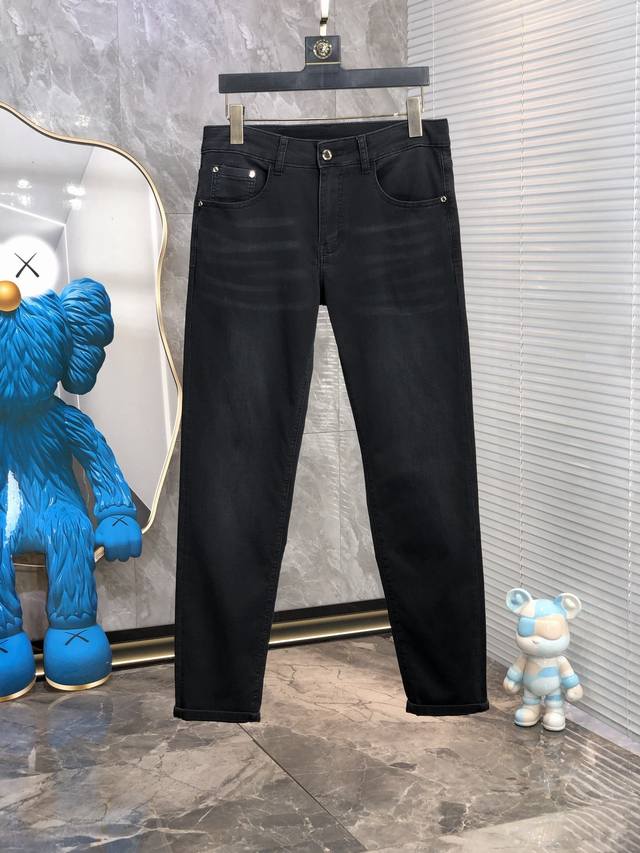 蒙口。2025春夏高级时装感，超柔牛仔面料 , 浅色洗水牛仔裤。 面料很特殊，超细精仿棉纱混纺，超柔舒适感。 具备牛仔随性感 ,休闲感 ,6亦有轻松感 ,时尚感