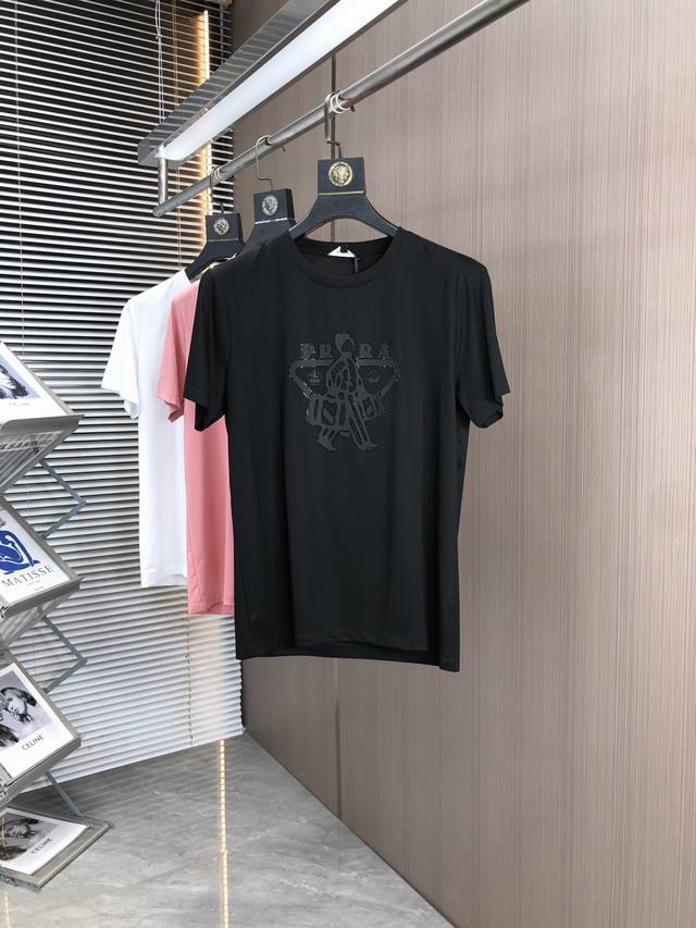 普拉达。2025春夏新品时尚圆领短袖高级定制百搭款式！更有实用感 任何人都可以轻松驾驭 采用双丝光面料制作，奢华经典品牌Logo设计，G非常显档次懂货的必须入！