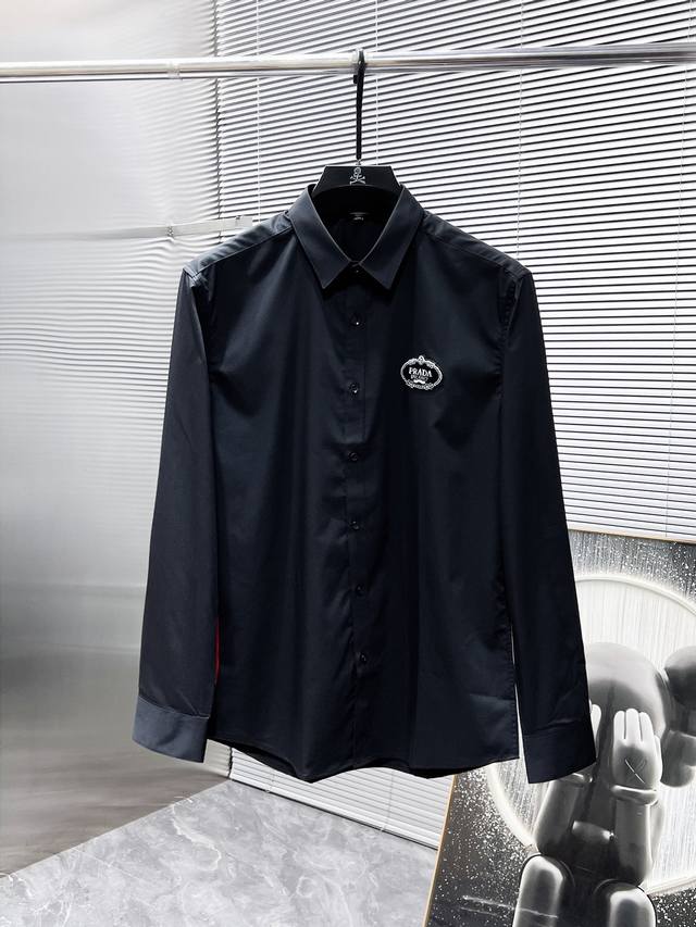 普拉达 Prada Ss新款长袖 衬衫 衬衣，高端版本！专柜定制面料 透气舒适度高，细节无可挑剔，品牌元素设计理念，体现高品质。手感细腻柔软！呈现休闲裁剪，上身