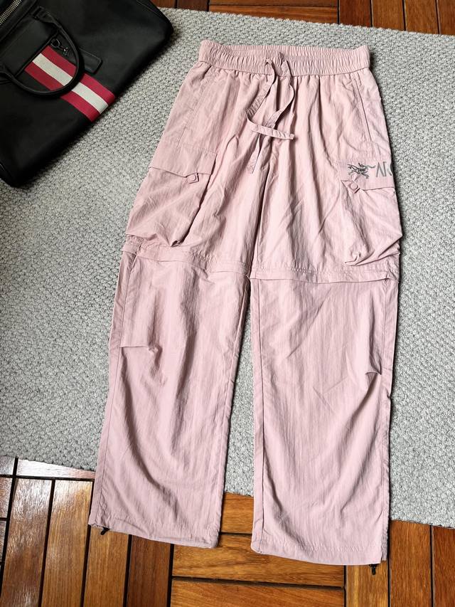 鸟‘’春夏25Ss休闲裤金典再次出现，原单订制高品质时尚休闲裤。超级百搭款。独家定制面料，挺阔有型，贴身舒适。原版定制专柜最新五金辅料。超靓版型、上身显腿修长，