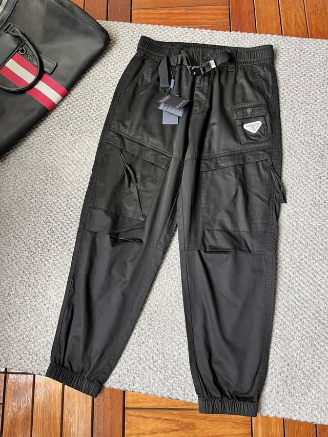 普拉’春夏25Ss休闲裤金典再次出现，原单订制高品质时尚休闲裤。超级百搭款。独家定制面料，挺阔有型，贴身舒适。原版定制专柜最新五金辅料。超靓版型、上身显腿修长，