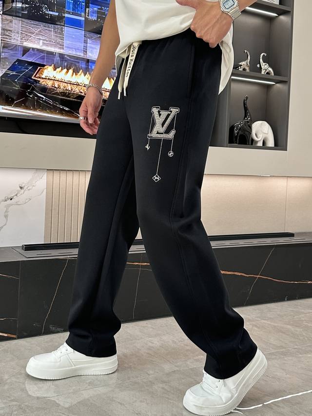 lv 2025春夏最新系列男士休闲裤！ 采用客供弹力柔棉材质，柔软细腻，手感绝佳！品牌格调一览无余！极简主义设计，没有多余浮夸的元素来宣兵夺主，细节做工精细，五