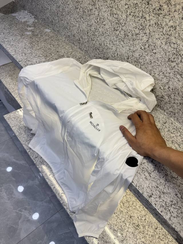 mc.盟扣莱25年春夏新品 休闲防晒服清清爽爽的夏季感觉.夏日外出旅游必备！能有效的抵挡紫外线，使你的肌肤不会受到伤害。非常轻薄，夏天穿丝毫不会觉得闷热超强细节