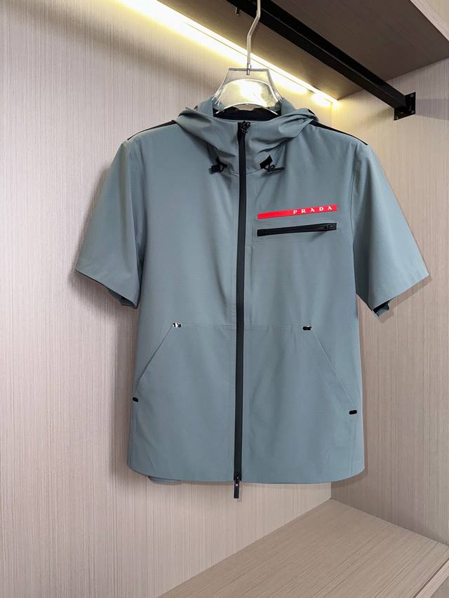 短袖外套 马甲 短裤 Prada 25春夏Linea Rossa系列-半袖款 Prada Linea Rossa是一个融合时尚与运动的系列，彰显创新性、设计感与