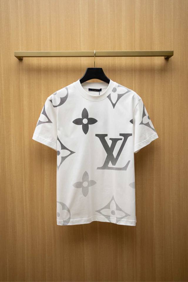 20251V最新款T恤 经典渐变老花字母Logo设计 顶级纯棉面料 正常版型 白色 尺码：S~Xxl