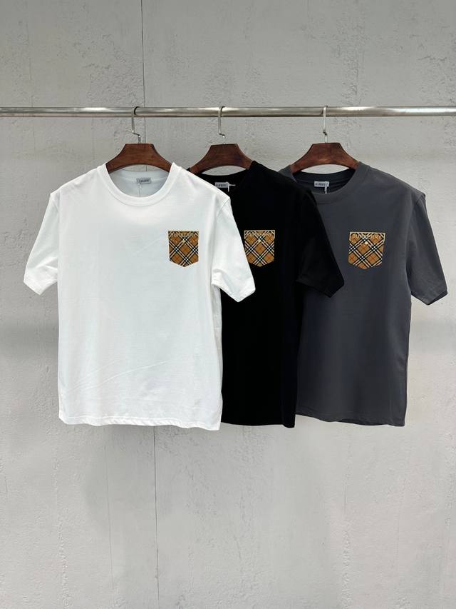 新品 香港贸易公司货，纯正洋行渠道，2025春夏新款Bur*Erry 植绒格纹刺绣标识假口袋设计男士纯棉圆领短袖T恤。这款T恤采用了客供定制平纹针织棉布，质地柔