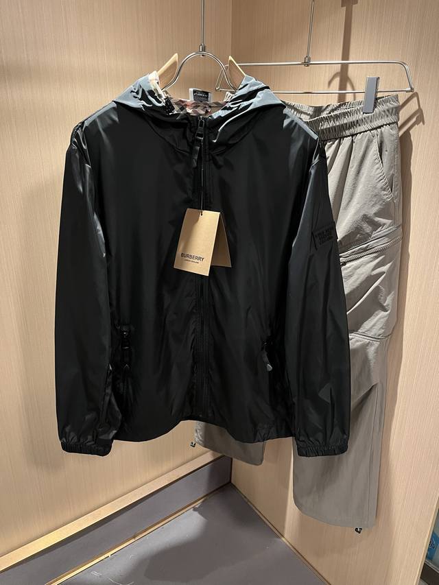 burber*Y巴*莉2025春夏新品夹克外套重磅来袭，最近比较火热的环保聚酯纤维记忆面料制作而成，高端户外运动休闲系列，非常火热运动风潮！Bur最新研发的特殊