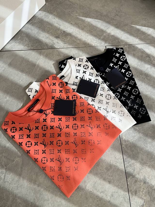 louis Vuit*On 2025春夏路易家族轻奢Monogram印花工艺短袖T恤，男女同款背后反向铭牌贴布装饰！路易家族的新高端，细节品质永远的那么完美无瑕