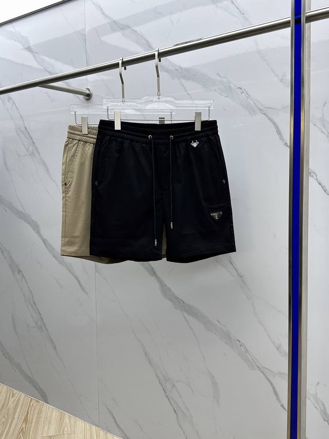 prada*普拉达 2025春夏最新款短裤，梭织顶级品质，定制面料时尚感十足，侧面经典三角标Logo凸显品牌简约大方得体，搭配休闲简单时尚潮流可以，十分百搭 S