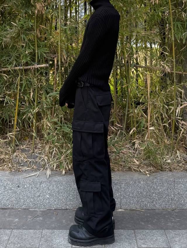 balenciaga Cargo 工装裤 面料选用重磅斜纹纱卡布 有一定份量 直筒裤型 拖地裤的长度 搭配大码超好看 腰围内置抽绳 腰侧有松紧扣调节大小 多口袋