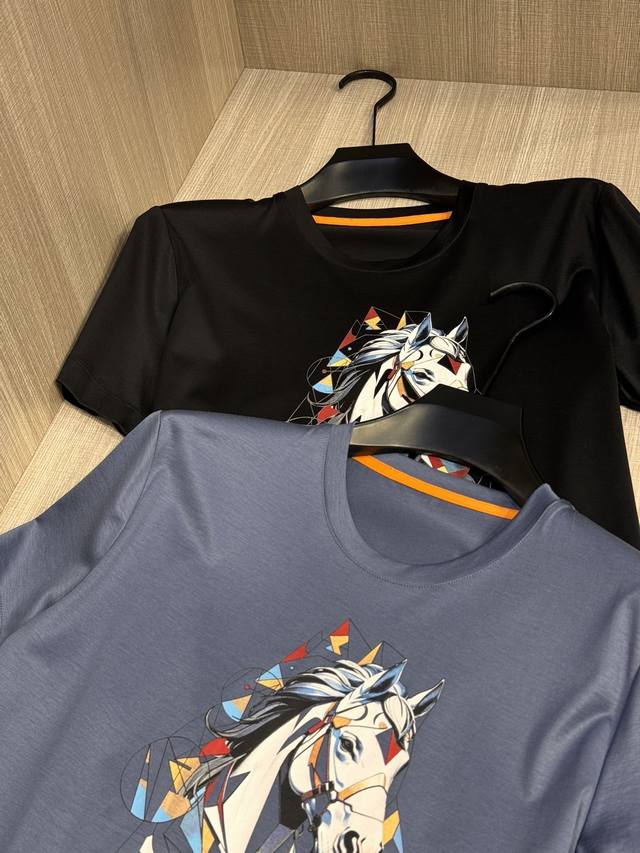 型号Hs035#，爱马家 2025春夏最新骏马头印花男士圆领T恤衫，前身极具代表性的马头图案，雄壮威武而又充满灵性，采用高端重工的2500目多色丝网台印工艺 行