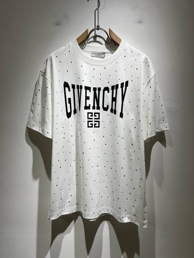 giv*Chy 纪*希2025春夏新款男女同款短袖T恤，主创时尚注入了全新时尚能量。通过探索各种题材和性感魅力，极具辨识度，引领全新街头时尚潮流。该款是G家独家