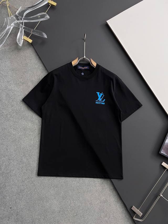 2025独家 新品！1V*爆款 爆款现货春夏短袖，简约基础衣橱神器， 休闲百搭必备款 做工走线质感一流，两色推荐 微宽松版型 码数M-3Xl