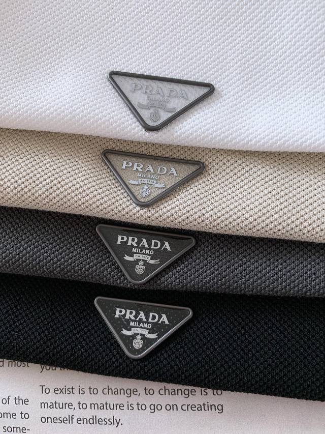prada 普拉达 2025Ss春夏新品 很有细节亮点，经典款翻领短袖T恤衫 做工与面料，让这款经典实穿百搭，采用进口珠地面料，表面有着温润的光泽感，有微微的弹