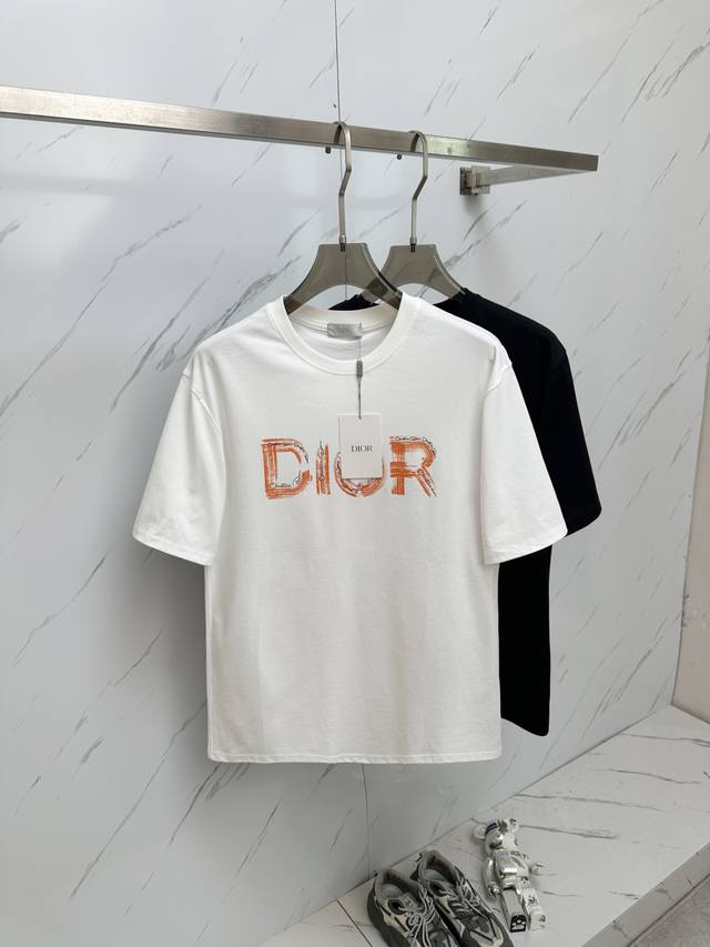 dior 2025春夏新款男士圆领短袖T恤 专柜同步售卖，高端品质 高版本 经典字母Logo设计 定制进口100%纯棉面料 手感柔软细腻 穿着亲肤舒适又透气，休