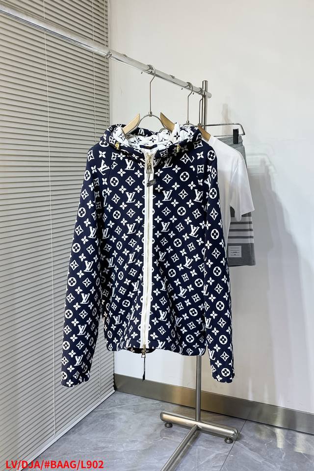 l902 Lv路易威登 2025早春老花外套夹克 家族年度高端系列 简洁原版Logo设计更显奢华的风范，裁剪完美穿着舒适有型，整体视觉感超强，吻合了男性实用的穿