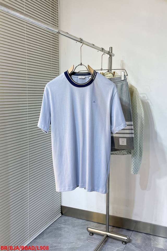 l908 Brbbr 25Ss新款T 恤衫，选用平织棉面料打造，呈现休闲版型。领口融入条纹设计，点缀同色系马术骑士徽标 Ekd 刺绣。 码数：S.M.L.Xl